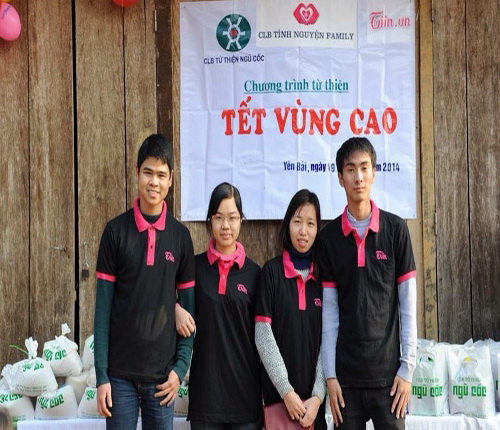 Nguyễn Bảo Ngọc (ngoài cùng, bên phải) trong một chương trình từ thiện ở vùng cao